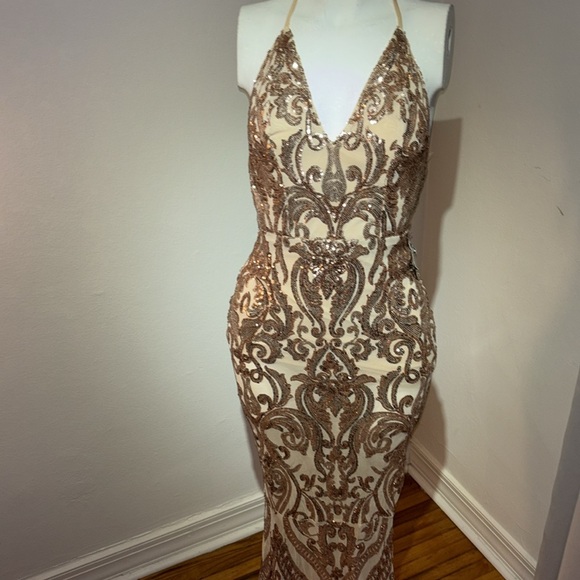 Beautiful gown - Picture 2 of 4